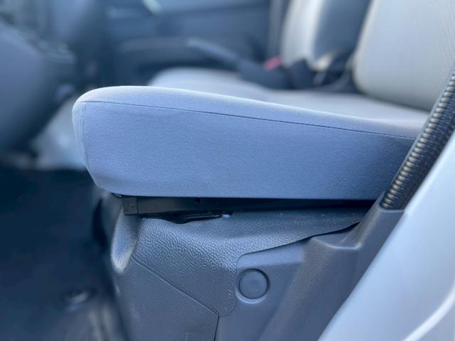 ハイゼットカーゴ 　ＡＴ車　純正キーレス　ＰＷ　エアコン　パワステ　両側スライドドア　運転席エアバック　助手席エアバック　　シガーライター　ヘッドライトレベライザー　フロアマットドアバイザー　スペアタイヤ　スペアキー（33枚目）