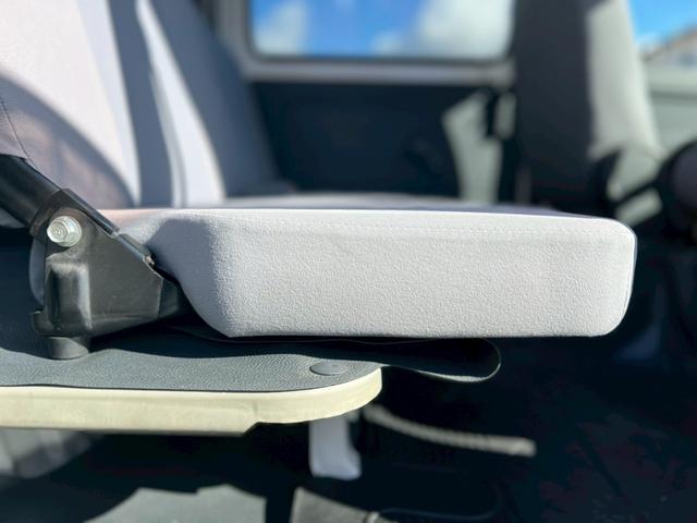 ハイゼットカーゴ 　ＡＴ車　純正キーレス　ＰＷ　エアコン　パワステ　両側スライドドア　運転席エアバック　助手席エアバック　　シガーライター　ヘッドライトレベライザー　フロアマットドアバイザー　スペアタイヤ　スペアキー（38枚目）