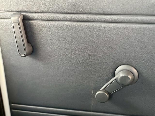 ハイゼットカーゴ 　ＡＴ車　純正キーレス　ＰＷ　エアコン　パワステ　両側スライドドア　運転席エアバック　助手席エアバック　　シガーライター　ヘッドライトレベライザー　フロアマットドアバイザー　スペアタイヤ　スペアキー（40枚目）