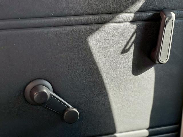 ハイゼットカーゴ 　ＡＴ車　純正キーレス　ＰＷ　エアコン　パワステ　両側スライドドア　運転席エアバック　助手席エアバック　　シガーライター　ヘッドライトレベライザー　フロアマットドアバイザー　スペアタイヤ　スペアキー（41枚目）