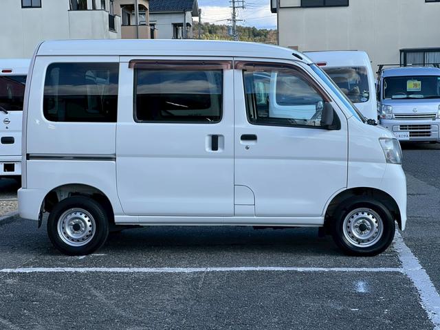 ハイゼットカーゴ 　ＡＴ車　純正キーレス　ＰＷ　エアコン　パワステ　両側スライドドア　運転席エアバック　助手席エアバック　　シガーライター　ヘッドライトレベライザー　フロアマットドアバイザー　スペアタイヤ　スペアキー（45枚目）
