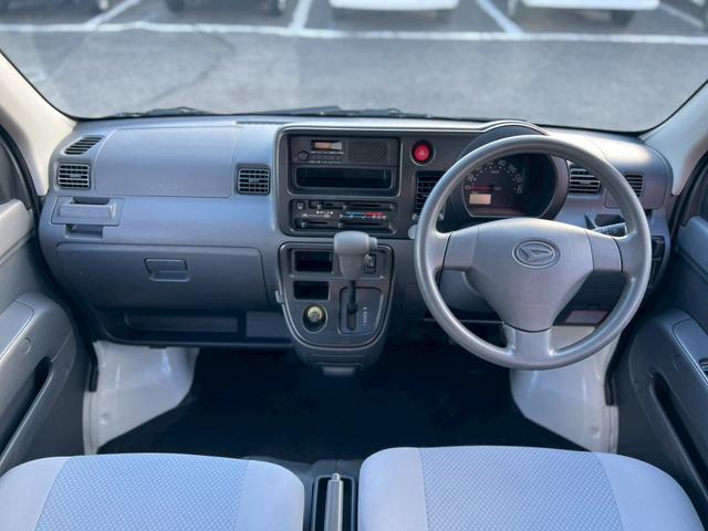 ハイゼットカーゴ 　ＡＴ車　純正キーレス　ＰＷ　エアコン　パワステ　両側スライドドア　運転席エアバック　助手席エアバック　　シガーライター　ヘッドライトレベライザー　フロアマットドアバイザー　スペアタイヤ　スペアキー（56枚目）