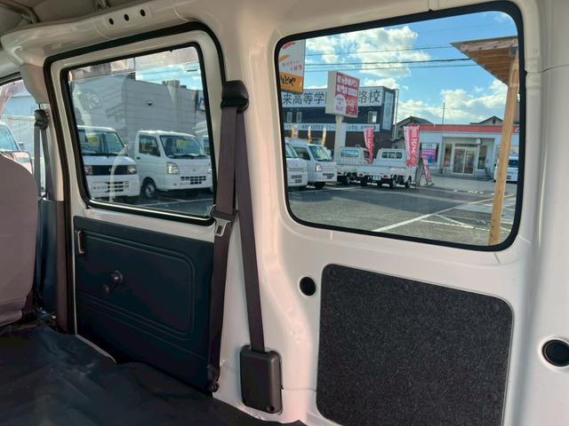 ハイゼットカーゴ 　ＡＴ車　純正キーレス　ＰＷ　エアコン　パワステ　両側スライドドア　運転席エアバック　助手席エアバック　　シガーライター　ヘッドライトレベライザー　フロアマットドアバイザー　スペアタイヤ　スペアキー（57枚目）