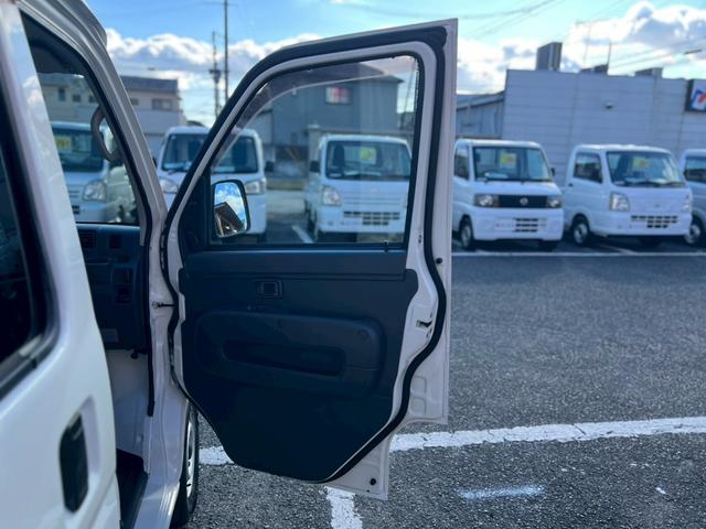 ハイゼットカーゴ 　ＡＴ車　純正キーレス　ＰＷ　エアコン　パワステ　両側スライドドア　運転席エアバック　助手席エアバック　　シガーライター　ヘッドライトレベライザー　フロアマットドアバイザー　スペアタイヤ　スペアキー（59枚目）