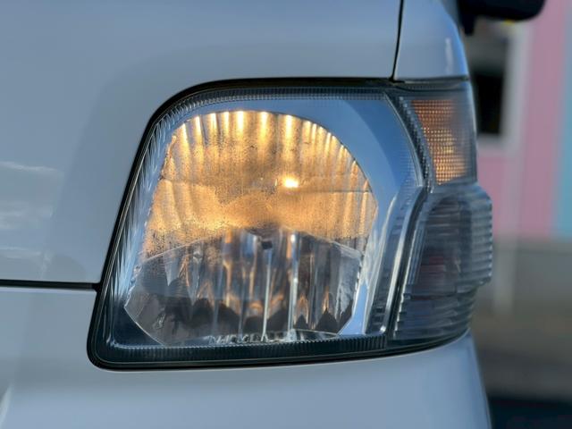 ハイゼットカーゴ 　ＡＴ車　純正キーレス　ＰＷ　エアコン　パワステ　両側スライドドア　運転席エアバック　助手席エアバック　　シガーライター　ヘッドライトレベライザー　フロアマットドアバイザー　スペアタイヤ　スペアキー（64枚目）