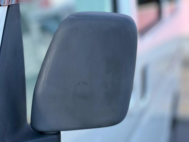 ハイゼットカーゴ 　ＡＴ車　純正キーレス　ＰＷ　エアコン　パワステ　両側スライドドア　運転席エアバック　助手席エアバック　　シガーライター　ヘッドライトレベライザー　フロアマットドアバイザー　スペアタイヤ　スペアキー（67枚目）