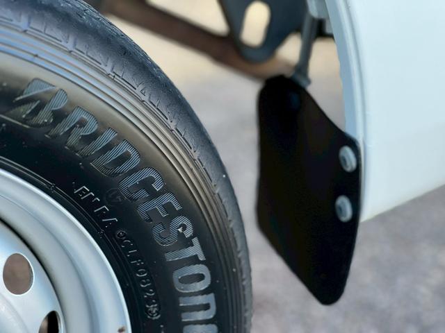 ハイゼットカーゴ 　ＡＴ車　純正キーレス　ＰＷ　エアコン　パワステ　両側スライドドア　運転席エアバック　助手席エアバック　　シガーライター　ヘッドライトレベライザー　フロアマットドアバイザー　スペアタイヤ　スペアキー（70枚目）
