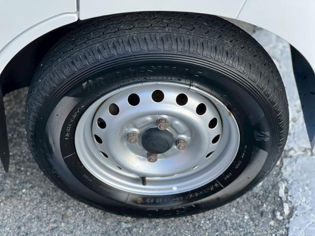 ハイゼットカーゴ 　ＡＴ車　純正キーレス　ＰＷ　エアコン　パワステ　両側スライドドア　運転席エアバック　助手席エアバック　　シガーライター　ヘッドライトレベライザー　フロアマットドアバイザー　スペアタイヤ　スペアキー（74枚目）