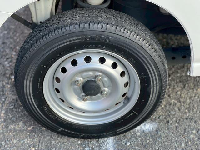 ハイゼットカーゴ 　ＡＴ車　純正キーレス　ＰＷ　エアコン　パワステ　両側スライドドア　運転席エアバック　助手席エアバック　　シガーライター　ヘッドライトレベライザー　フロアマットドアバイザー　スペアタイヤ　スペアキー（75枚目）