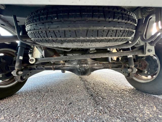 ハイゼットカーゴ 　ＡＴ車　純正キーレス　ＰＷ　エアコン　パワステ　両側スライドドア　運転席エアバック　助手席エアバック　　シガーライター　ヘッドライトレベライザー　フロアマットドアバイザー　スペアタイヤ　スペアキー（79枚目）