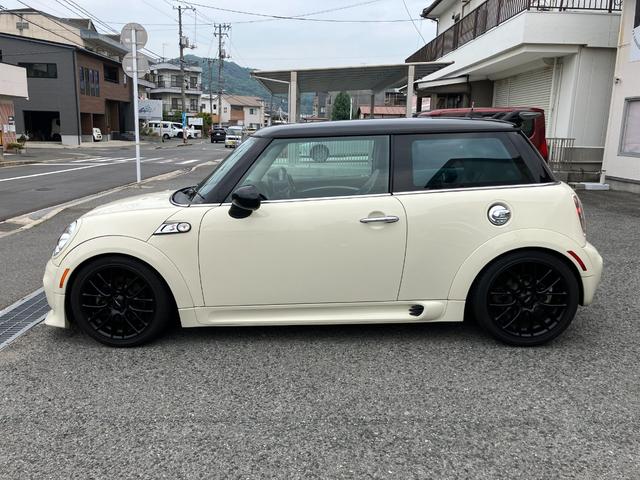 ＭＩＮＩ クーパーＳ　ジョンクーパーワークスパーツ何点か付き　ローダウン　ナビＴＶ　バックカメラ　ＥＴＣ　シートカバー　ＪＣＷアルミ（8枚目）