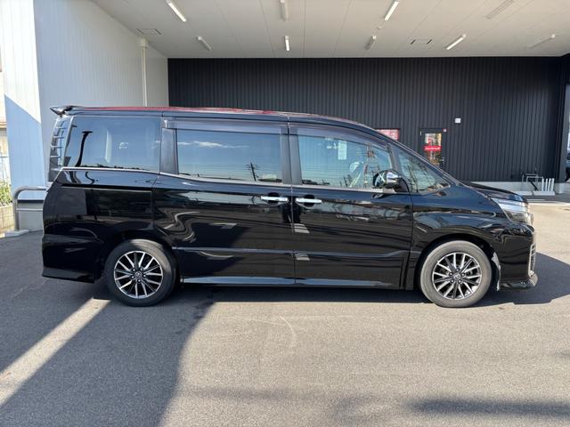 ヴォクシー ＺＳ　煌　パワステ　パワーウィンドウ　ダブルエアコン　ワンオーナー　禁煙車　盗難防止システム　衝突安全ボディ　ＬＥＤヘッドランプアイドリングストップ　鉱石モニター　純正ナビ（4枚目）