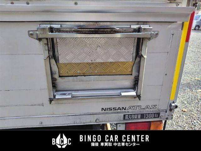アトラストラック スーパーローＤＸ　１０尺　パネルバン　シャッター式後扉　荷室証明有　リヤゲートチェーン　キーレスエントリー　リヤトラフィックモニター　スタッドレスタイヤ６本付　４速ＡＴガソリン車（14枚目）