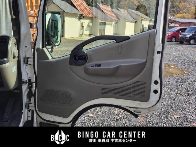 アトラストラック スーパーローＤＸ　１０尺　パネルバン　シャッター式後扉　荷室証明有　リヤゲートチェーン　キーレスエントリー　リヤトラフィックモニター　スタッドレスタイヤ６本付　４速ＡＴガソリン車（28枚目）