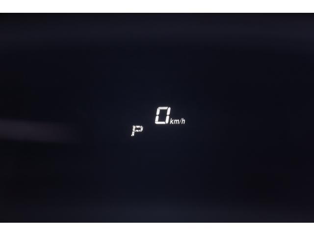 ヘッドアップディスプレイが装備されており、視線移動を少ないまま各種情報を確認できます。疲労感が軽減されますよ。