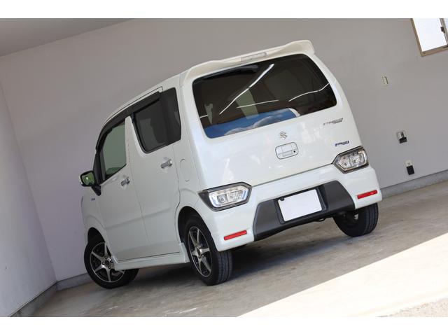 助手席下収納ボックスが装備されておりますので非常に便利ですね！