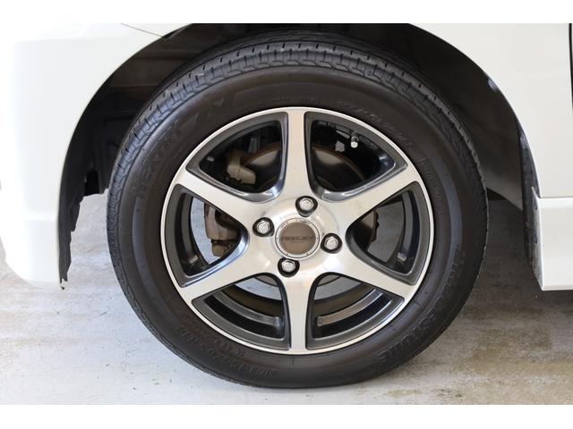 ＲＩＺＬＥＹ１４インチアルミホイールに、溝山も残っている２０２１年製ブリヂストンタイヤ（４本）が装着されております！