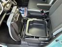 助手席のシートを上げると収納スペースが登場します！　大容量でいろいろ入れられますよ☆　バケツ型なので取り出すこともできます。