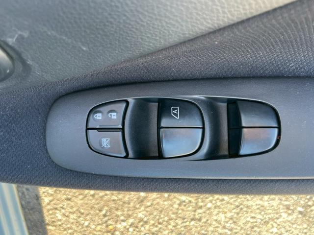 セレナ 　ナビ　フルセグＴＶ　バックカメラ　両側電動スライドドア　８人乗り　Ｂｌｕｅｔｏｏｔｈ接続可　衝突被害軽減システム　レーンアシスト　スマートキー　オートライト　ウォークスルー　ＣＤ／ＤＶＤ再生可（37枚目）