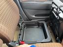 助手席下にも収納があります。