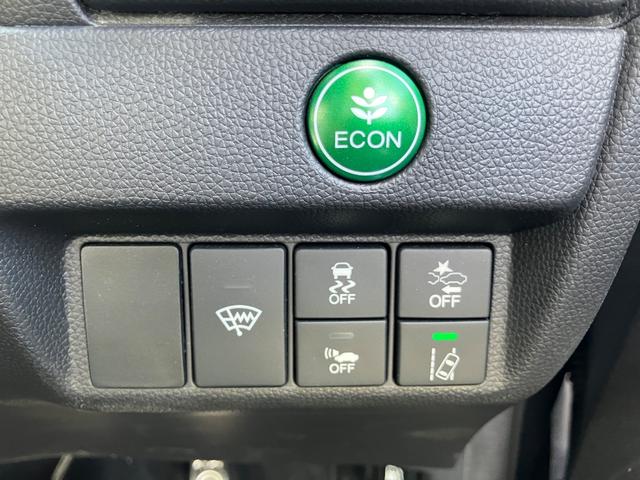 【レーンアシスト】走行中にカメラで車線を認識し、車線を逸脱しそうなときに警報を発したり、さらに進んでステアリング補正を行ったりする機能。