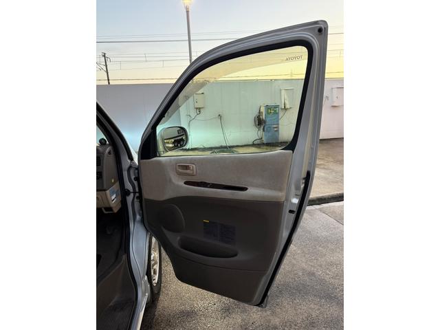 グランドハイエース 4WD ETC スライドドア AT アルミホイール CD エアコン パワーウィンドウ 運転席エアバッグ 助手席エアバッグ(9枚目)