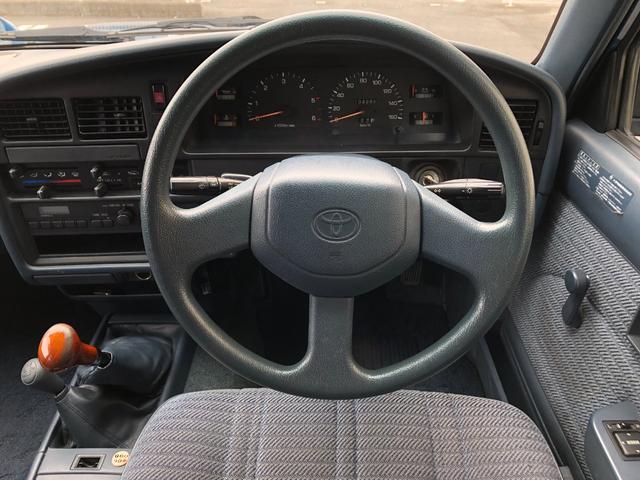 ハイラックスピックアップ ダブルキャブ SSR 4WD/ディーゼル/5MT/4ドア/5人乗り/ETC/エアコン/パワステ/15インチアルミホイール/社外シフトノブ/ドアバイザー/記録簿/取扱説明書(21枚目)