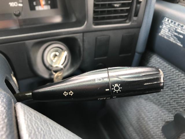 ハイラックスピックアップ ダブルキャブ SSR 4WD/ディーゼル/5MT/4ドア/5人乗り/ETC/エアコン/パワステ/15インチアルミホイール/社外シフトノブ/ドアバイザー/記録簿/取扱説明書(24枚目)