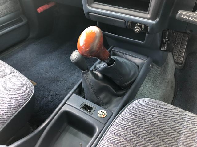 ハイラックスピックアップ ダブルキャブ SSR 4WD/ディーゼル/5MT/4ドア/5人乗り/ETC/エアコン/パワステ/15インチアルミホイール/社外シフトノブ/ドアバイザー/記録簿/取扱説明書(32枚目)