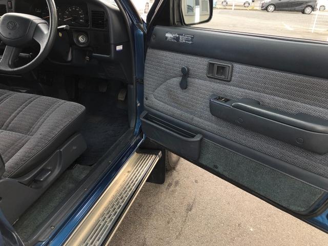 ハイラックスピックアップ ダブルキャブ SSR 4WD/ディーゼル/5MT/4ドア/5人乗り/ETC/エアコン/パワステ/15インチアルミホイール/社外シフトノブ/ドアバイザー/記録簿/取扱説明書(36枚目)