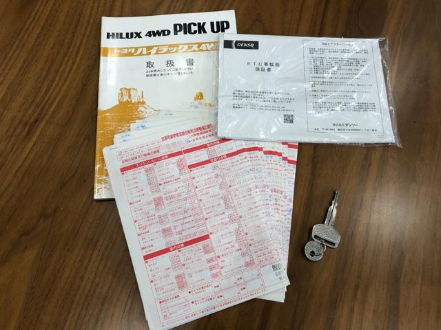 ハイラックスピックアップ ダブルキャブ SSR 4WD/ディーゼル/5MT/4ドア/5人乗り/ETC/エアコン/パワステ/15インチアルミホイール/社外シフトノブ/ドアバイザー/記録簿/取扱説明書(76枚目)