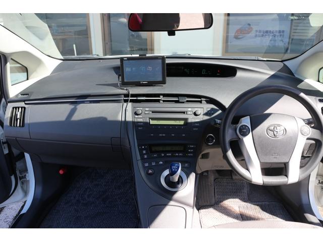 プリウス S ナビ アルミホイール オートライト CVT スマートキー アイドリングストップ 盗難防止システム CD 衝突安全ボディ ABS ESC エアコン パワーステアリング パワーウィンドウ 運転席エアバッグ(2枚目)