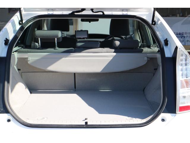 プリウス S ナビ アルミホイール オートライト CVT スマートキー アイドリングストップ 盗難防止システム CD 衝突安全ボディ ABS ESC エアコン パワーステアリング パワーウィンドウ 運転席エアバッグ(19枚目)