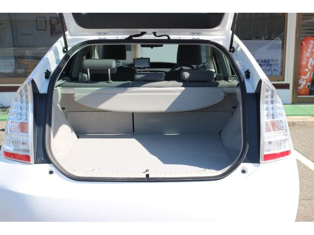 プリウス S ナビ アルミホイール オートライト CVT スマートキー アイドリングストップ 盗難防止システム CD 衝突安全ボディ ABS ESC エアコン パワーステアリング パワーウィンドウ 運転席エアバッグ(26枚目)