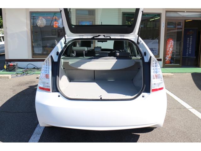 プリウス S ナビ アルミホイール オートライト CVT スマートキー アイドリングストップ 盗難防止システム CD 衝突安全ボディ ABS ESC エアコン パワーステアリング パワーウィンドウ 運転席エアバッグ(66枚目)