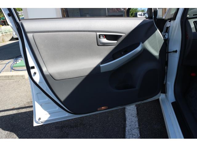 プリウス S ナビ アルミホイール オートライト CVT スマートキー アイドリングストップ 盗難防止システム CD 衝突安全ボディ ABS ESC エアコン パワーステアリング パワーウィンドウ 運転席エアバッグ(75枚目)