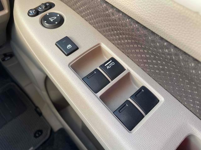 パワーウィンドウのスイッチですよ。運転席に居ながら窓を開け閉めのコントロールできますよ。