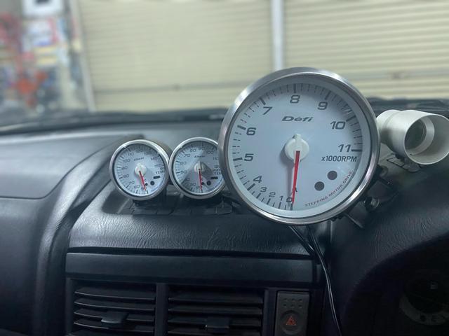 �X�e�A�����O�̉E���ɂc�������R���g���[�����j�b�g�A�a�k�h�s�y�@�c�t�`�k�|�r�a�b�A�d�s�b���Z�b�g����Ă��܂��B