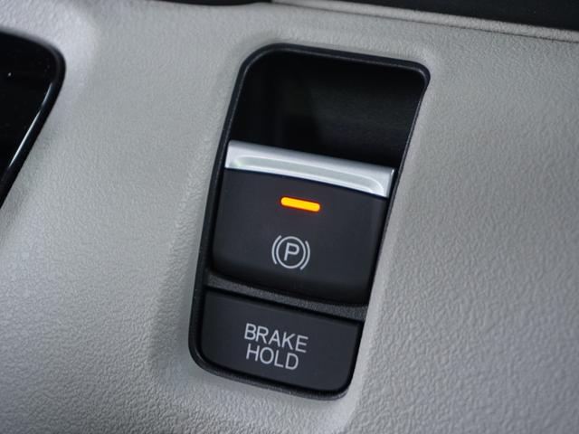 �y�I�[�g�u���[�L�z�[���h�z�M���҂���a�؂Œ�Ԏ��Ƀu���[�L���瑫�𗣂��Ă��A��~��Ԃ�ێ����Ă���܂��B�O�i����Ƃ��̓A�N�Z���𓥂߂Ύ����ŉ��������̂ň��S