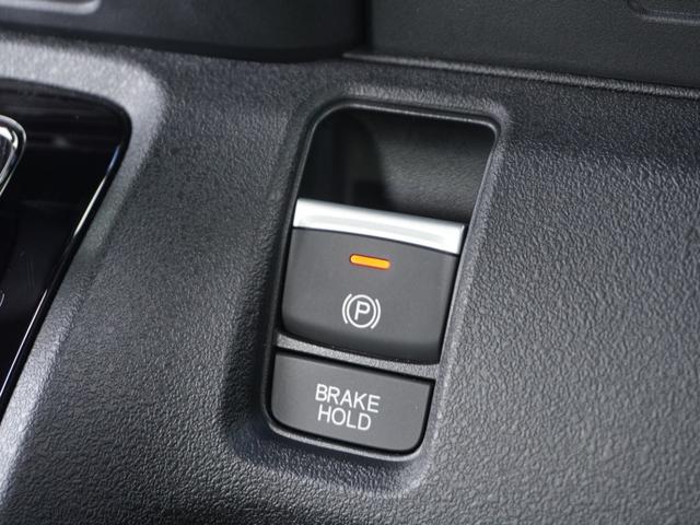 �y�I�[�g�u���[�L�z�[���h�z�M���҂���a�؂Œ�Ԏ��Ƀu���[�L���瑫�𗣂��Ă��A��~��Ԃ�ێ����Ă���܂��B�O�i����Ƃ��̓A�N�Z���𓥂߂Ύ����ŉ��������̂ň��S