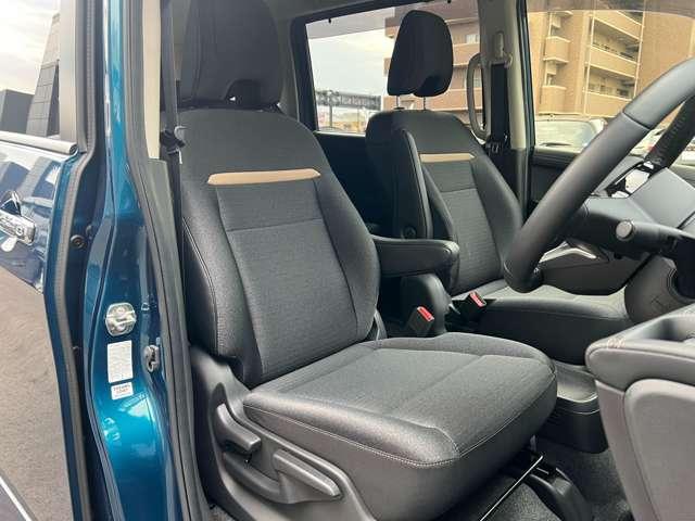 ���v���p�C���b�g���������H�ł̒��������s���y�ɁI�I�a�؎��Ə��񑖍s�̃V�[���ŁA�A�N�Z���E�u���[�L�E�X�e�A�����O�������Ő��䂵�A�������^�]�̕��S���y�����Ă���܂��I�I