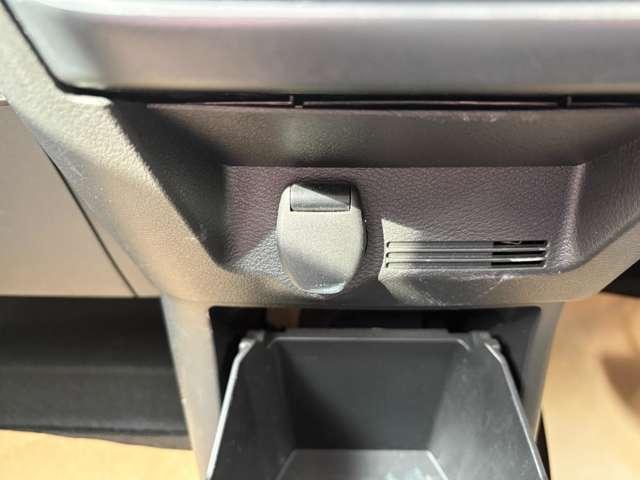 �y�V�K�[�\�P�b�g�z�X�}�[�g�t�H���̏[�d�A�h���C�u���R�[�_�[�ւ̋��d�Ȃǂ�������֗��ȃV�K�[�\�P�b�g���t���Ă��܂��I