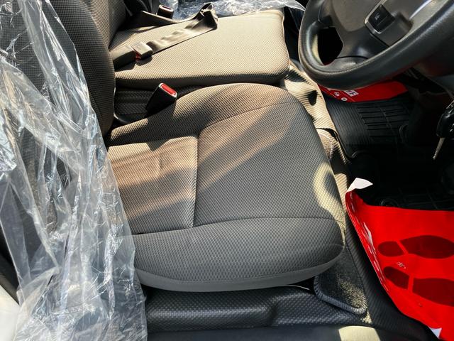 ハイエースバン ロングDX 3人乗り 衝突被害軽減システム ドライブレコーダー ラジオ ミュージックプレイヤー接続可 キーレスエントリー エアコン パワーウィンドウ パワーステアリング スライドドア 横滑り防止装置(17枚目)