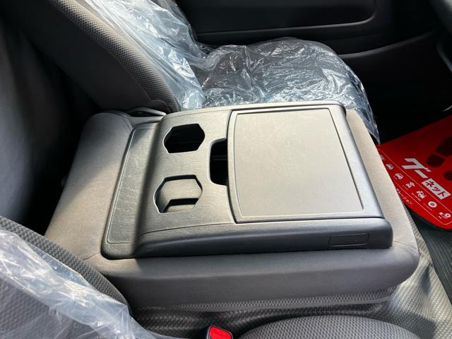 ハイエースバン ロングDX 3人乗り 衝突被害軽減システム ドライブレコーダー ラジオ ミュージックプレイヤー接続可 キーレスエントリー エアコン パワーウィンドウ パワーステアリング スライドドア 横滑り防止装置(19枚目)