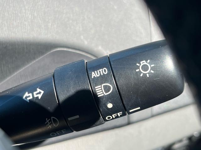 プリウス Ｓ　ＬＥＤエディション　スマートキー　プッシュスタート　ＬＥＤライト　フォグランプ　格納ミラー　純正アルミ　オートエアコン　衝突安全ボディー　盗難防止システム　オートライト　Ｗエアバック　ＡＢＳ　　禁煙車（12枚目）