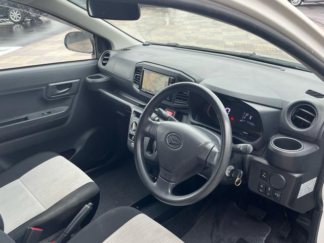 ミライース Ｌ　ＳＡＩＩＩ　軽減ブレーキ　ナビ　Ｂｌｕｅｔｏｏｈ　キーレスエントリー　ＥＴＣ　クリアランスソナー　レーンキープアシスト　オートマチックハイビーム　アイドリングストップ　横滑り防止　衝突安全ボディー　ＡＢＳ　禁煙車（7枚目）