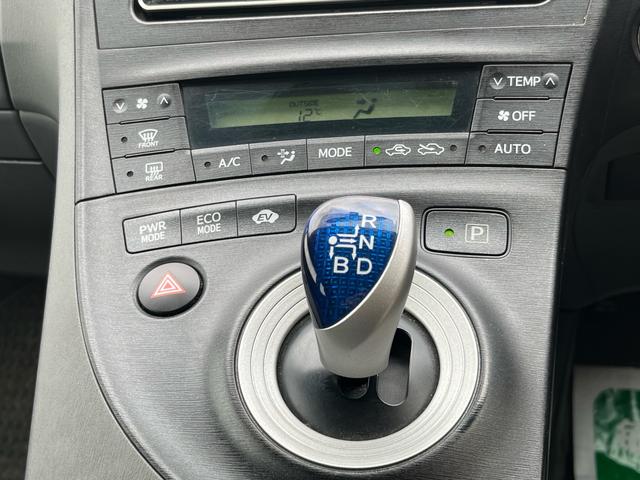 プリウス S 純正ナビ 地デジ Bluetooh スマートキー プッシュスタート オートライト フォグランプ 格納ミラー ETC 純正アルミ オートエアコン 衝突安全ボディー 盗難防止システム Wエアバック 禁煙車(12枚目)