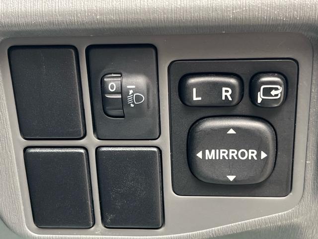 プリウス S 純正ナビ 地デジ Bluetooh スマートキー プッシュスタート オートライト フォグランプ 格納ミラー ETC 純正アルミ オートエアコン 衝突安全ボディー 盗難防止システム Wエアバック 禁煙車(17枚目)