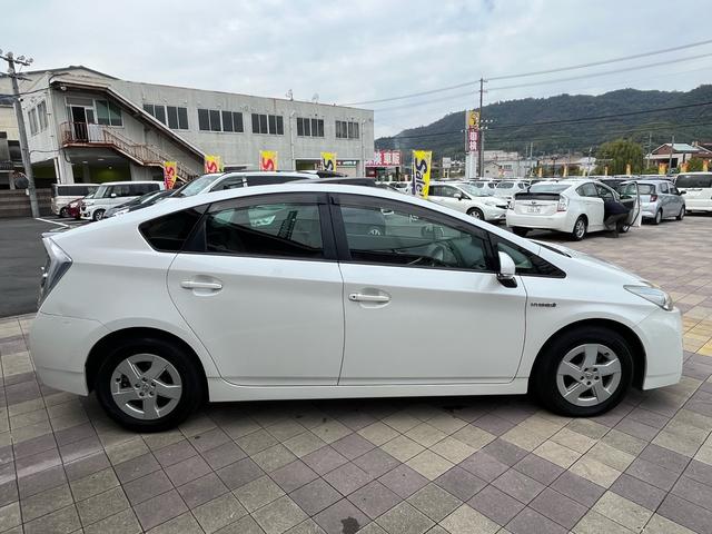 プリウス S 純正ナビ 地デジ Bluetooh スマートキー プッシュスタート オートライト フォグランプ 格納ミラー ETC 純正アルミ オートエアコン 衝突安全ボディー 盗難防止システム Wエアバック 禁煙車(22枚目)