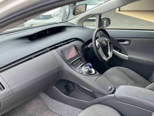 プリウス S 純正ナビ 地デジ Bluetooh スマートキー プッシュスタート オートライト フォグランプ 格納ミラー ETC 純正アルミ オートエアコン 衝突安全ボディー 盗難防止システム Wエアバック 禁煙車(29枚目)